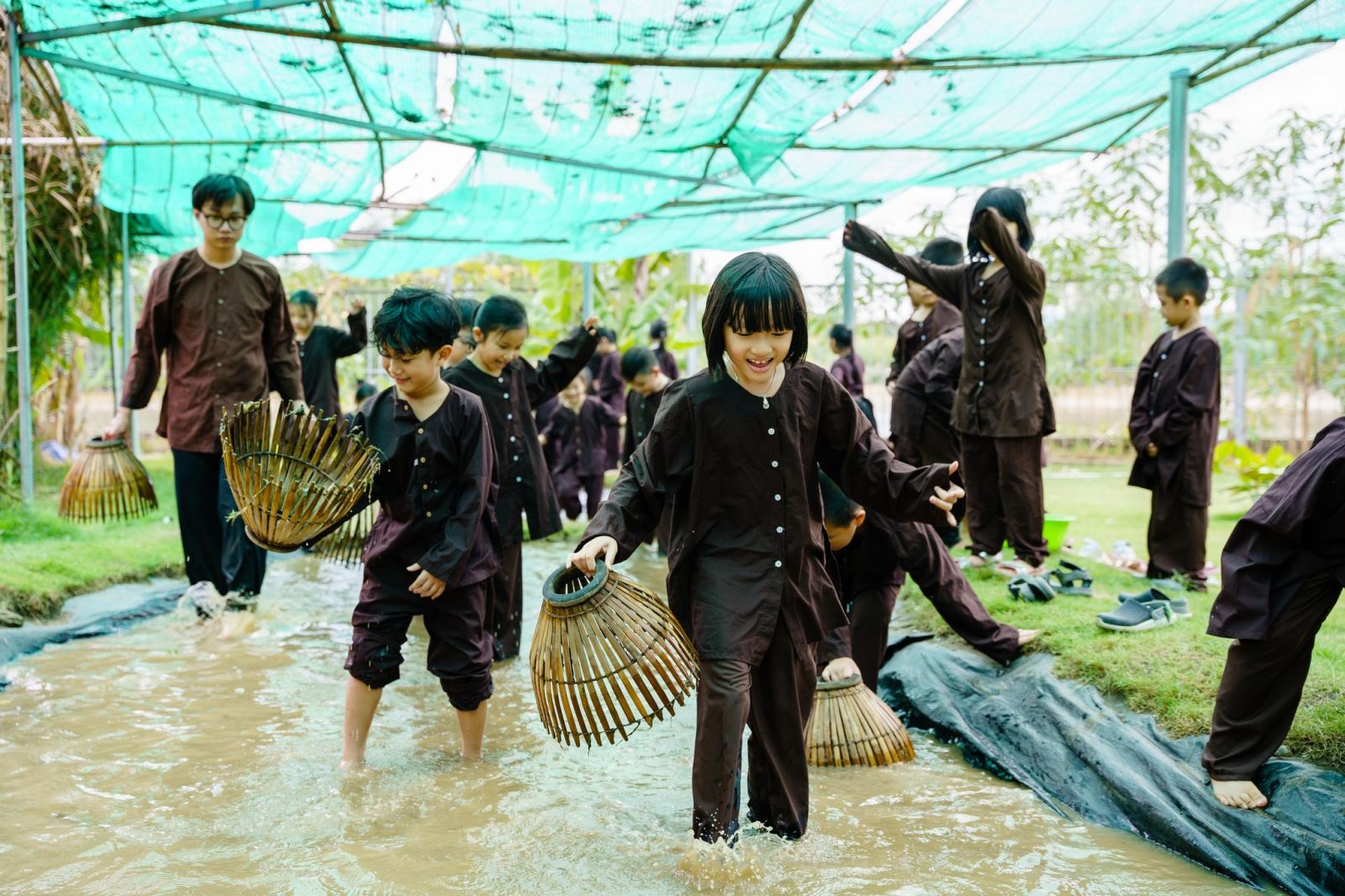 Bắt cá tắm mưa tại Nhân Trí Dũng