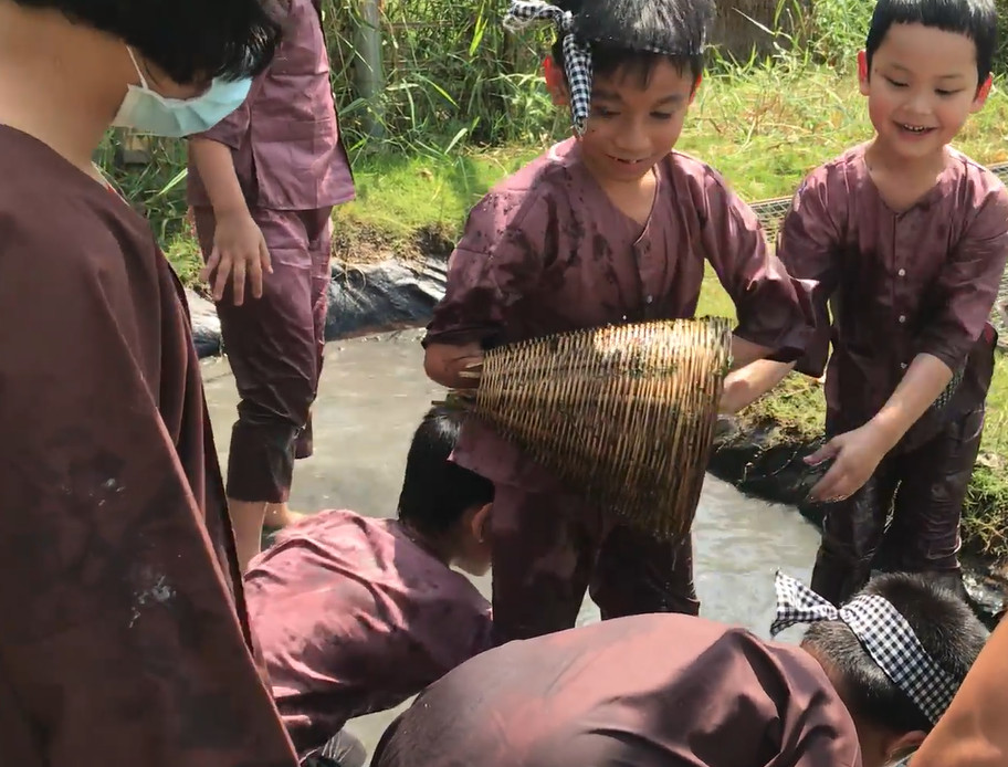 Trải nghiệm bắt cá tắm mưa