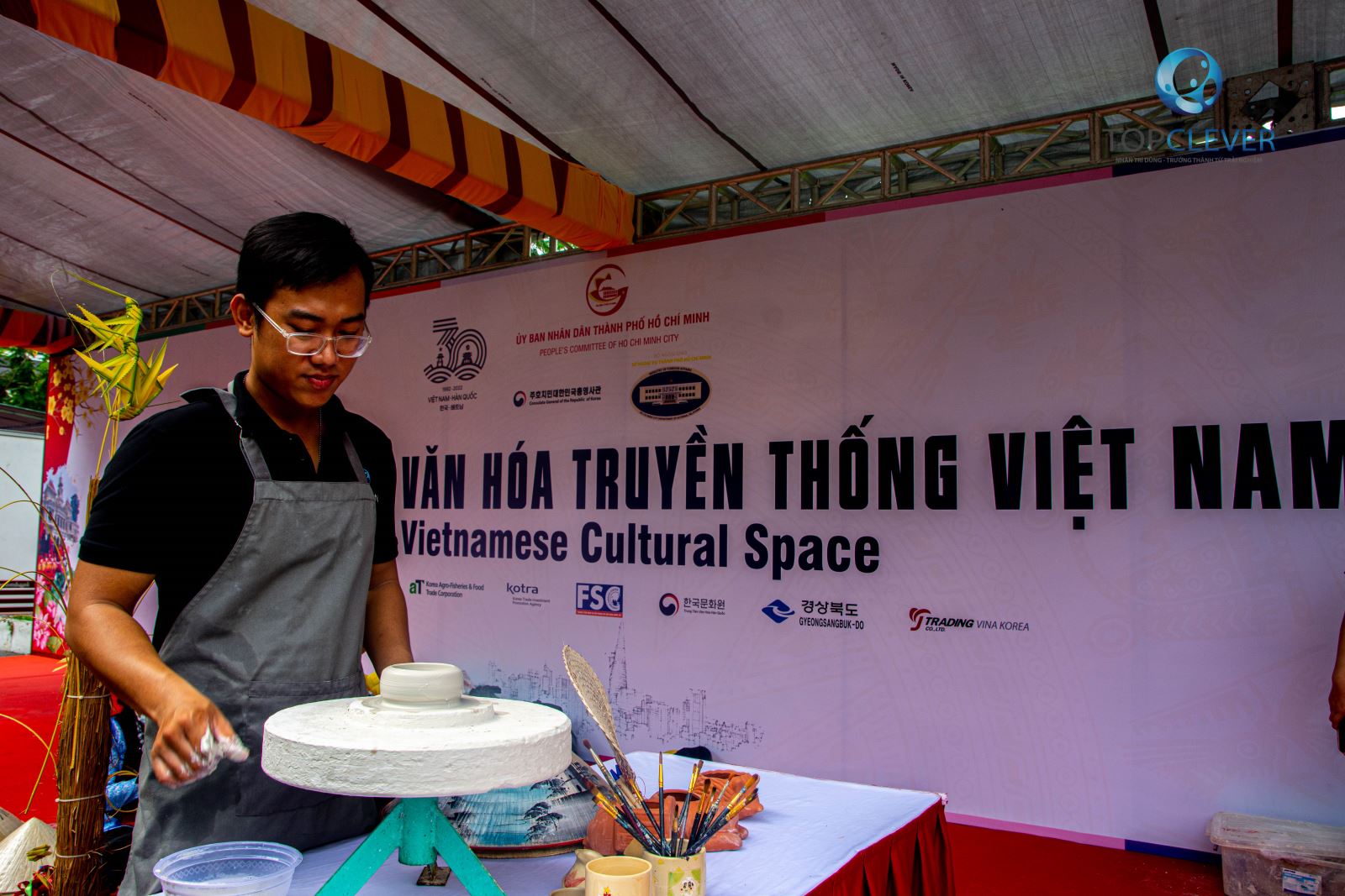 Nhân Trí Dũng vinh hạnh thay mặt Làng gốm Bát Tràng tham gia Tuần lễ giao lưu văn hóa, thương mại và đầu tư Việt - Hàn tại TP.HCM