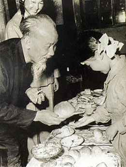 Bác Hồ đến thăm làng gồm Bát Tràng (Ảnh tư liệu)