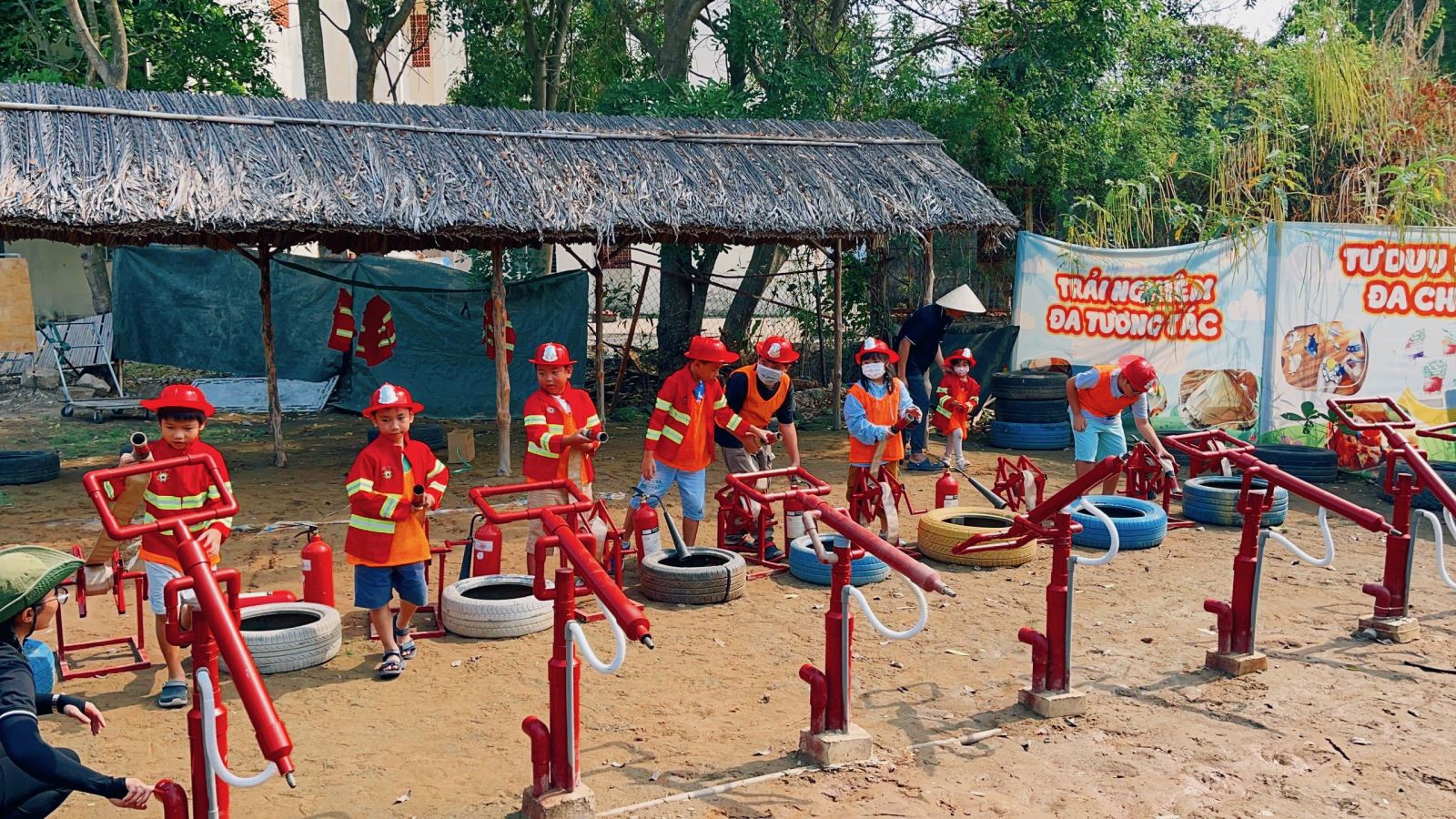 Bé tham gia trải nghiệm lính cứu hỏa trong khóa học Nhân Trí Dũng - Hành trình trải nghiệm