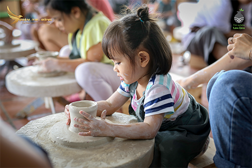 Trải nghiệm làm gốm Bát Tràng tại trung tâm Nhân Trí Dũng